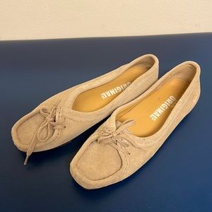 Clarks wallabies chic tan suede flats